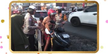 ‎Hari Pertama Operasi Zebra, Sat Lantas Polres Bitung Tunjukkan Wajah Humanis: Pengendara Pelanggar Diberi Helm Secara Simpatik ‎